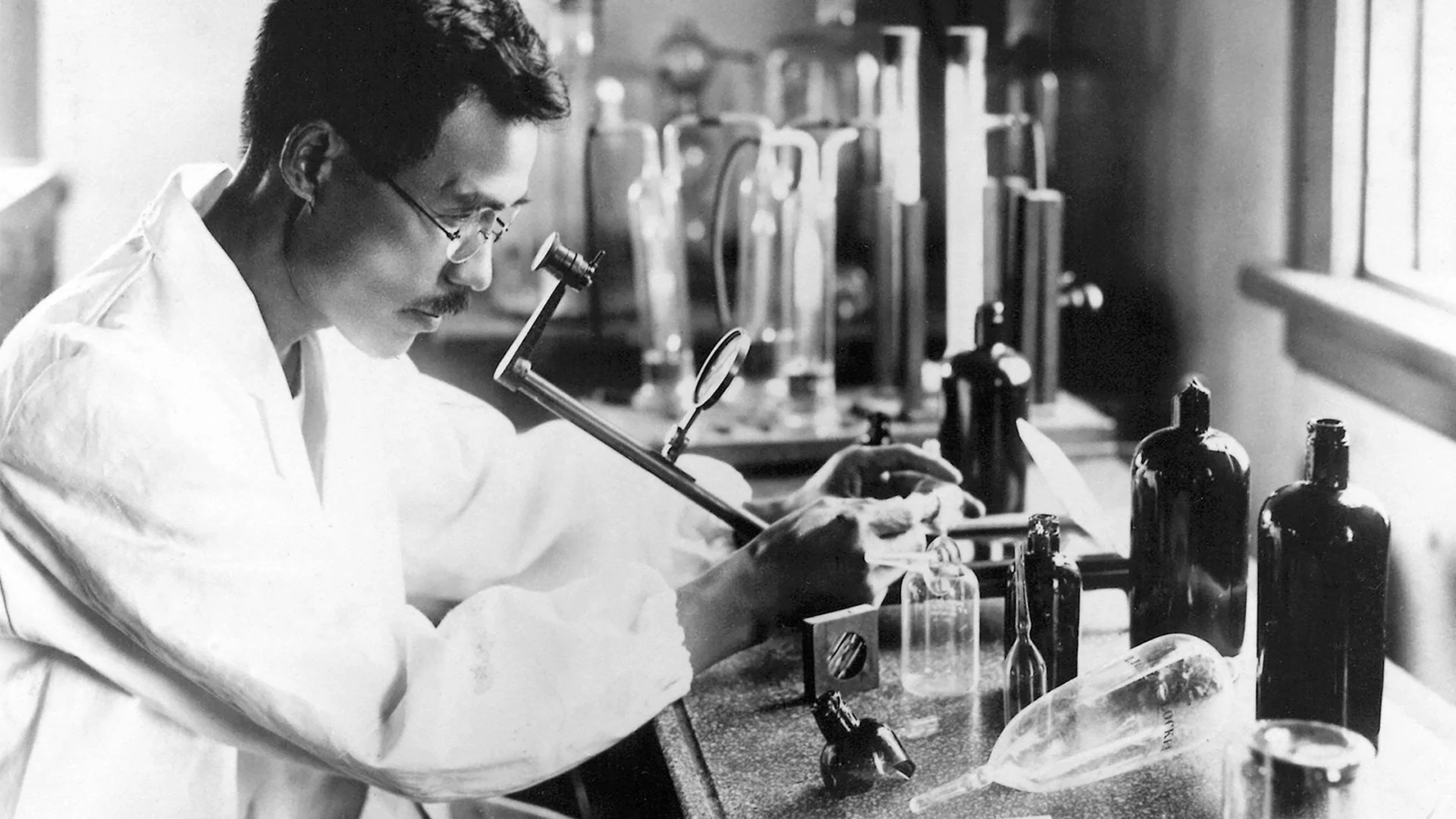 Historical image of Shionogi employee in the lab.